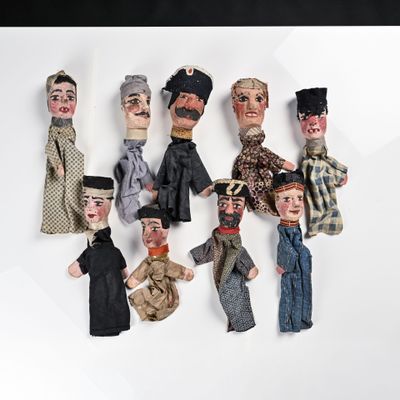 beaucoup de marionnettes accrochées au mur