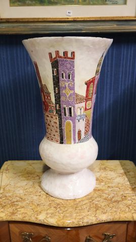 Important vase en terre cuite (recollé et éclat) H : 54