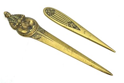 paire de cuillères anciennes en laiton ornées d'une tête de lion sur le manche