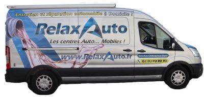 La camionnette est blanche et porte une publicité bleue et blanche sur le côté.