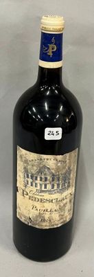 une vieille bouteille de vin posée sur une table, avec une étiquette dessus