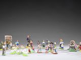 de nombreuses figurines représentant des personnes debout en cercle