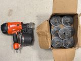une boîte de bobines et une perceuse sans fil posées par terre