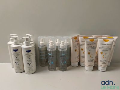 de nombreuses bouteilles de lotion posées sur une table