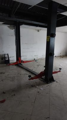 une grande pièce remplie d'outils