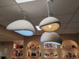 deux lampes suspendues au plafond de la pièce
