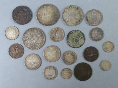 an image of a bunch of coins sitting on top of a table
