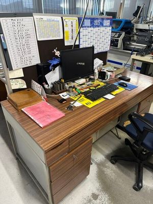 un bureau sur lequel se trouvent un ordinateur, un clavier, une souris et d'autres objets