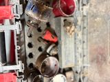 un gros plan sur un coffret électrique rouge et blanc