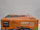 une tondeuse à gazon orange et noire posée sur une table blanche