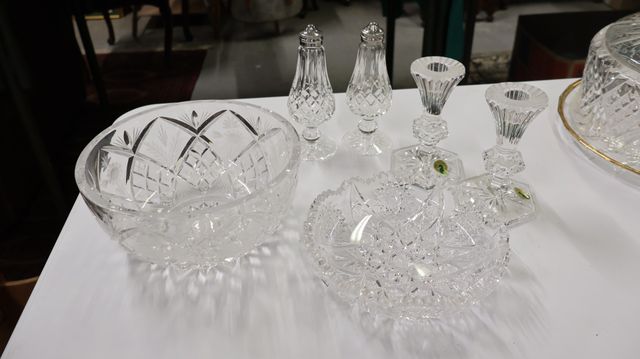En cristal : une coupe, un vide poche, une paire de bougeoirs, un...