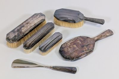 GALLIA, XXe, nécessaire de toilette en métal argenté, à déco…