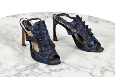 une paire de chaussures bleues posée sur une table en marbre