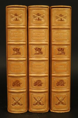 un ensemble de trois livres anciens sur fond noir