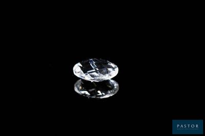 gros plan d'un diamant sur une surface noire