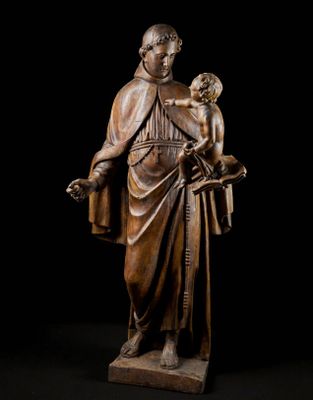 une statue représentant un homme tenant un enfant dans ses bras