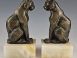 une paire de chats en bronze sur des socles en marbre, XXe siècle