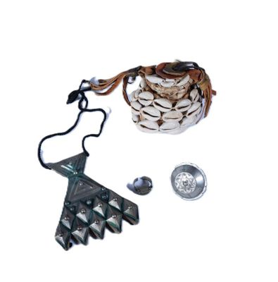 un collier orné d'une multitude de coquillages