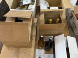 de nombreuses caisses de vin posées par terre dans un magasin