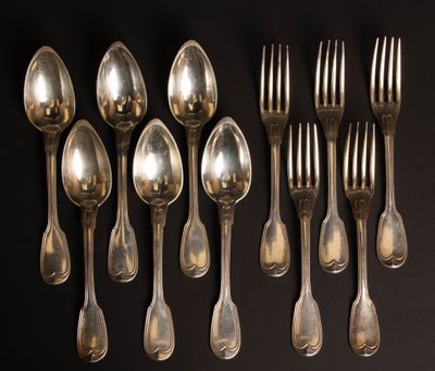beaucoup de cuillères et de fourchettes en argent sur une table