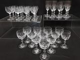 un grand nombre de verres à vin posés sur une table