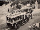 une photo en noir et blanc d'un tramway avec des passagers à bord