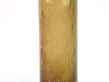 un vase en verre brun posé sur une table