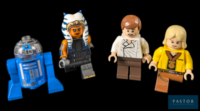 Trois personnages de Lego Star Wars sont placés les uns à côté des autres