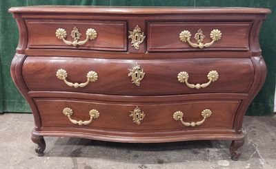 Commode en acajou et acajou moucheté , galbée toutes faces, …