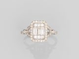 une bague en émeraude et diamant