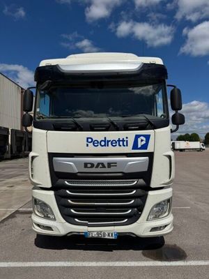 la photo d'un camion blanc garé sur un parking