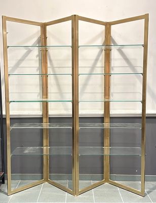 une vitrine en verre dans le coin d'une pièce