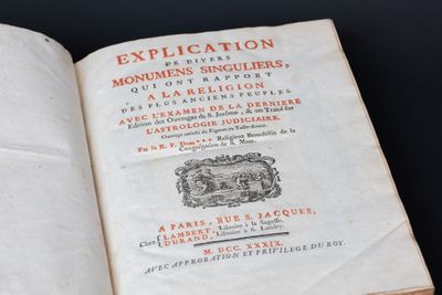un livre ouvert avec l'image d'un homme et d'un chien