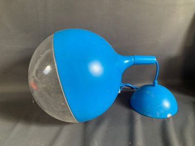 une lampe bleue posée sur une table