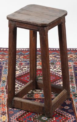 TABOURET DE CHANTRE, en chêne, piètement droit réuni par des…