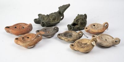 de nombreuses pièces de poterie diverses disposées sur une table