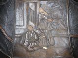 un sac en cuir sur lequel figure l'image d'un homme et d'une femme