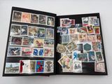 un dossier noir orné de timbres et d'une photo d'un bâtiment
