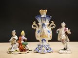 trois figurines assises sur une table