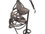 statue d'une femme coiffée d'un chapeau et tenant une canne