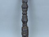une sculpture en bois représentant un homme tenant un couteau
