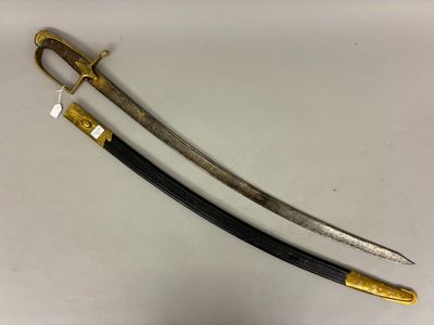 une vieille épée à la poignée dorée et à la lame noire