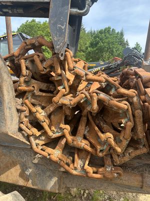 un gros tas de rouille à l'arrière d'un bulldozer