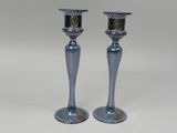 une paire de bougeoirs en verre bleu sur fond blanc
