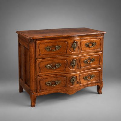 une commode ancienne avec des poignées en laiton