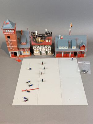 une petite maquette d'un bâtiment sur laquelle se trouvent de nombreuses personnes