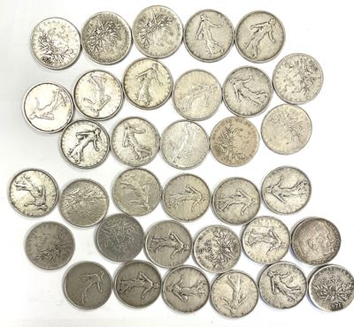 de nombreuses pièces d'argent posées sur une surface blanche