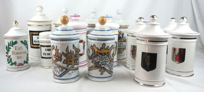 tout un tas de chopes de bière posées sur une table