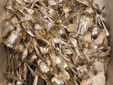 une boîte remplie d'une multitude de cuillères et de fourchettes en argent