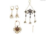 Trois paires de boucles d'oreilles sont présentées sur un fond blanc